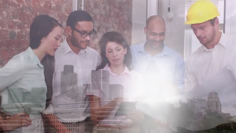 arquitectos e ingenieros discutiendo planes de construcción