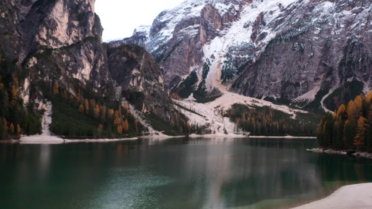 Vista aerea con drone su una spettacolare veduta panoramica del Lago di Braies nelle Dolomiti, Alpi italiane.