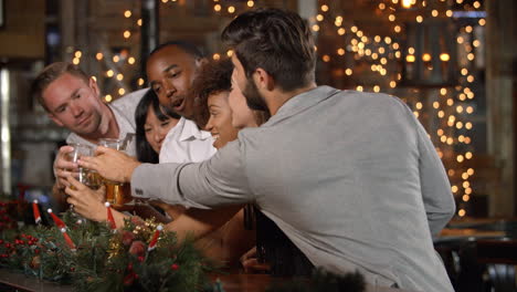 Freunde,-Die-Auf-Einer-Weihnachtsfeier-In-Einer-Bar-Anstoßen