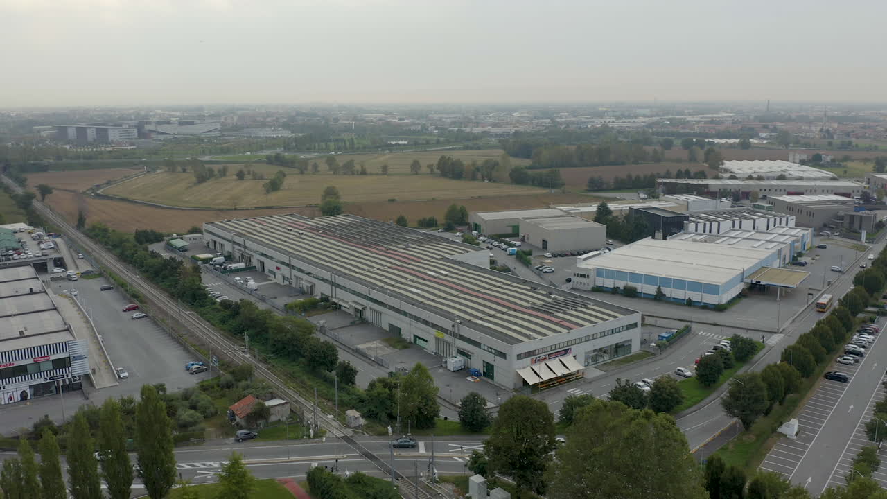 Ripresa con drone intorno a un edificio industriale.