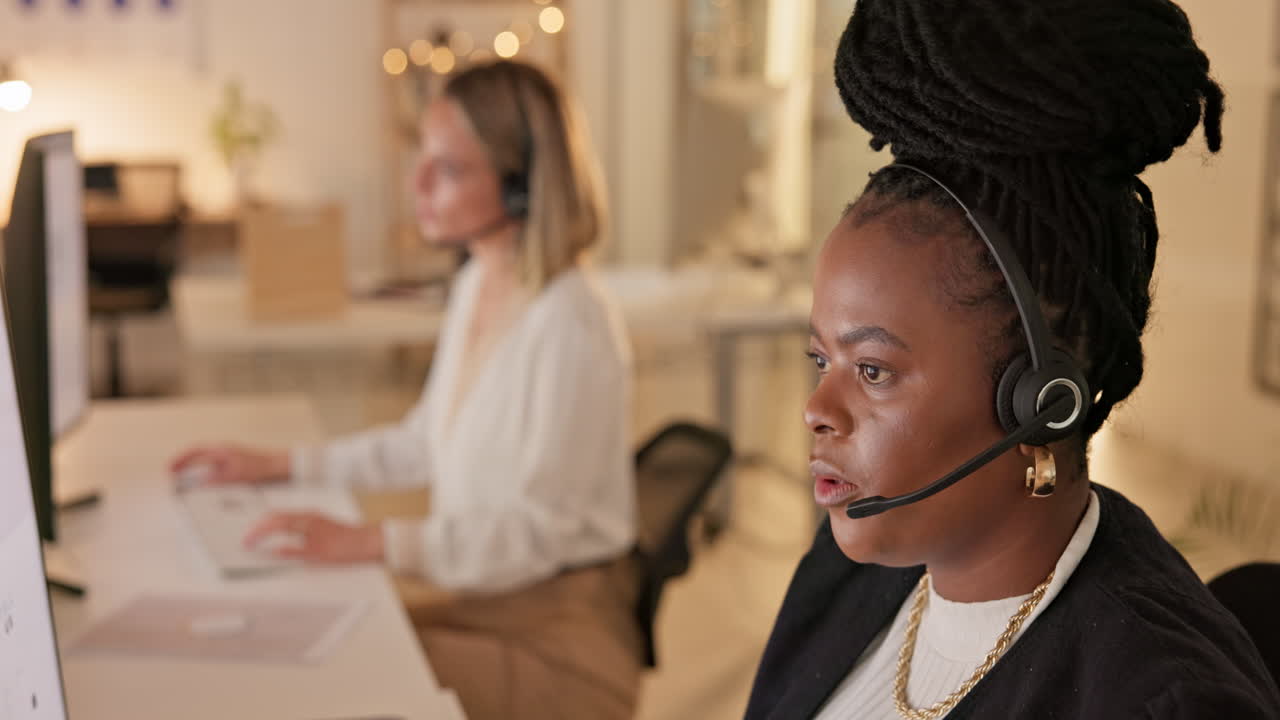 hablando, noche o mujer negra consultora en llamada