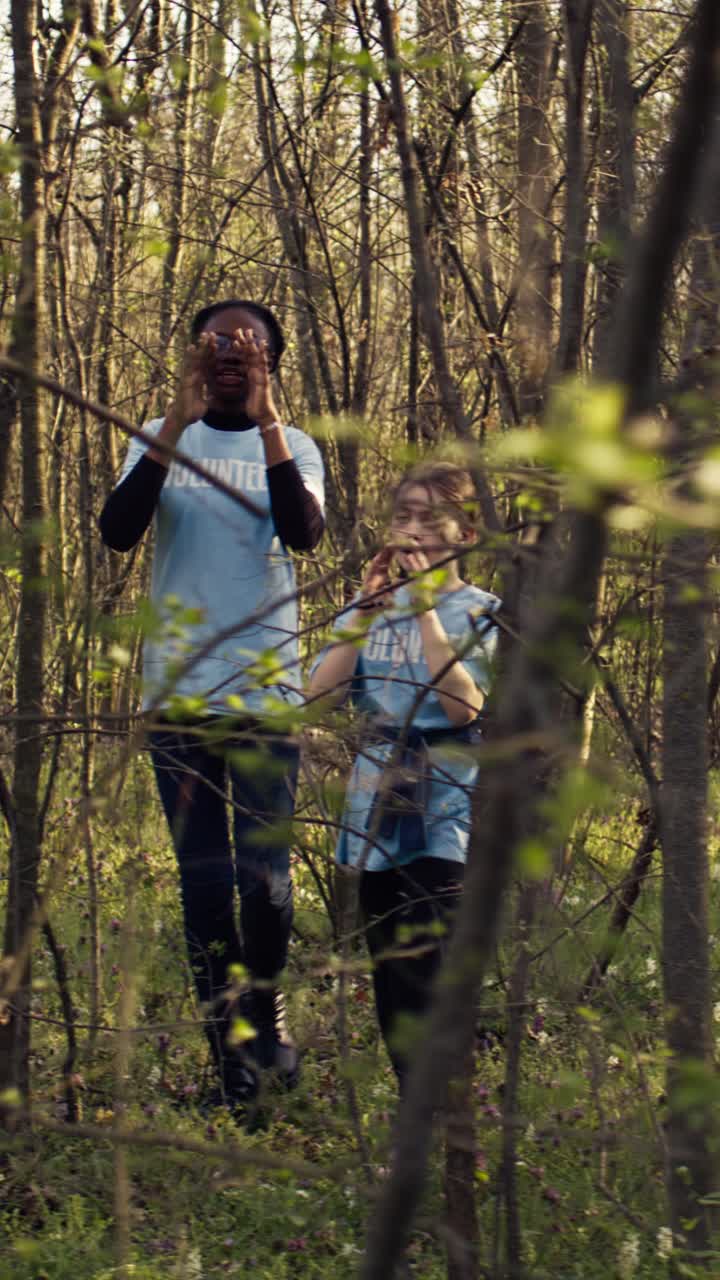 Jovens voluntários correndo e explorando uma floresta densa