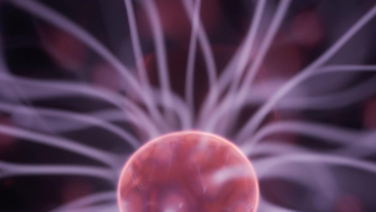 Primo piano del centro di una sfera al plasma elettrica. Slow motion.