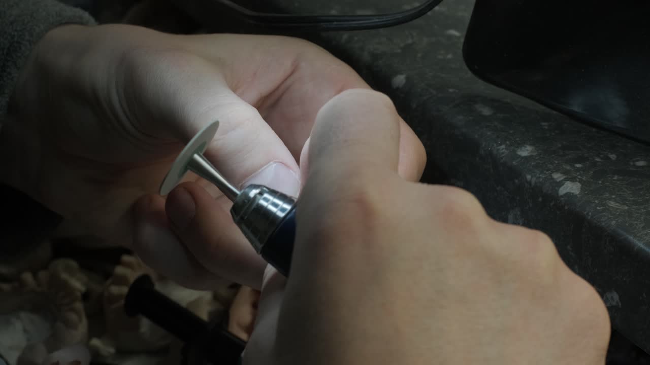 técnico dental pulido de coronas de zirconia molidas con cnc