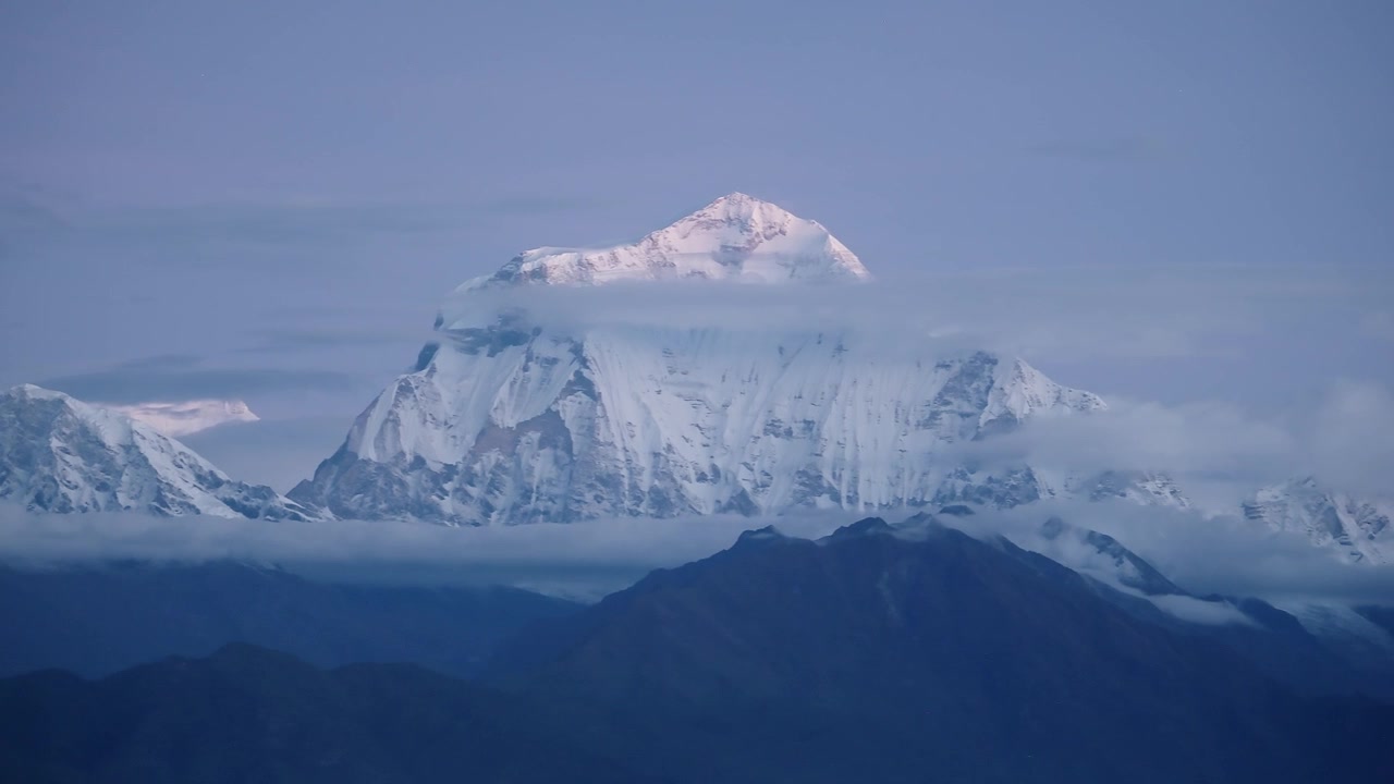 Montagne dell'Himalaya di notte in Nepal, paesaggio montano innevato durante l'ora blu scura, cime montuose innevate in Nepal dal punto panoramico di Poon Hill nella regione dell'Annapurna.