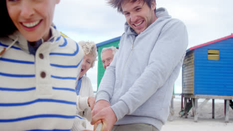 Mehrgenerationenfamilie-Spielt-Tauziehen-Am-Strand