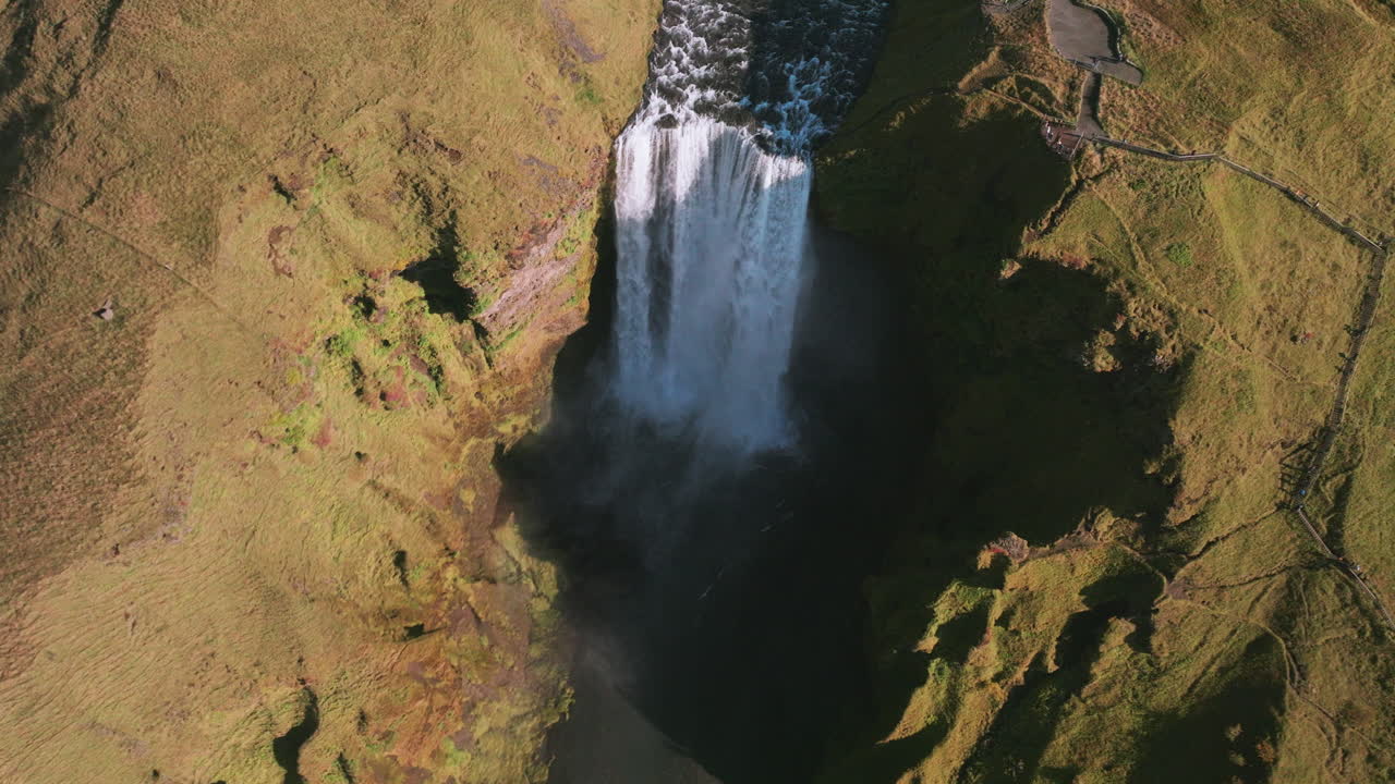 paralaje aéreo de ojo de pájaro sobre la majestuosa cascada de skogafoss