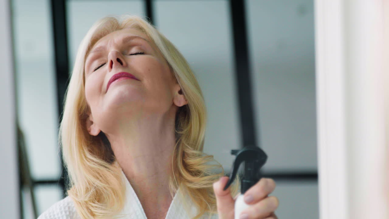 거울을 바라보는 여자