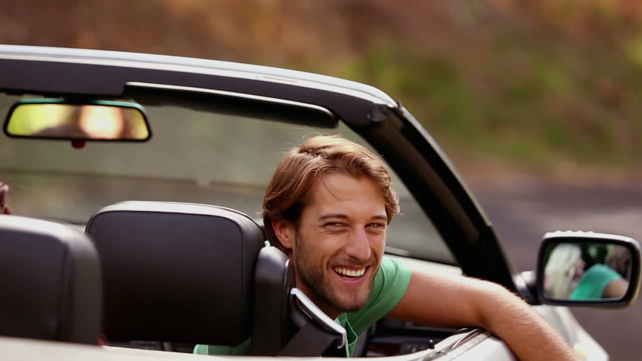 grupo de amigos conociendo a una mujer atractiva