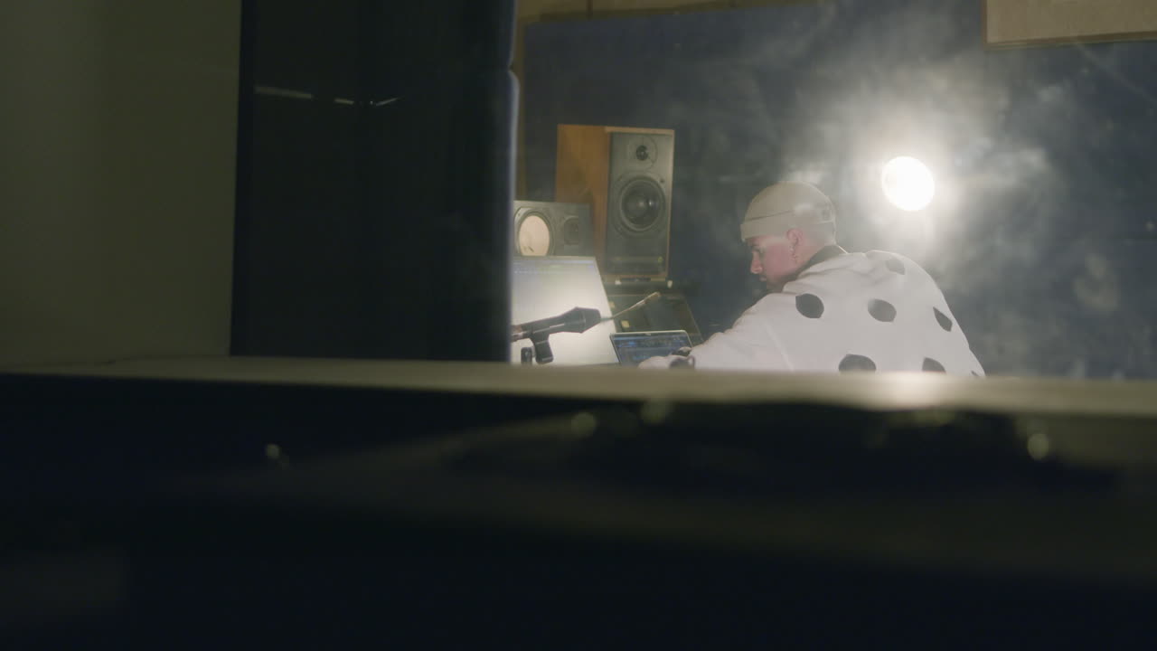 joven caucásico que trabaja en un estudio de grabación de música