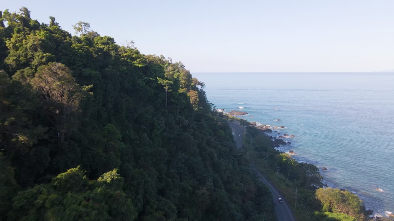 frondosos bosques y costas cerca de el miro en la ciudad tropical de jaco en la costa pacífica de costa rica