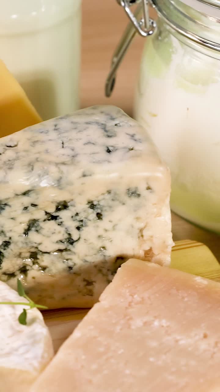 다양한 유제품이 테이블에 배열되어 있습니다.