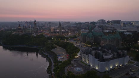imagen de avión no tripulado del centro de ottawa a primera hora de la mañana, mostrando el horizonte de la ciudad incluyendo el edificio de justicia, la torre de la paz y la corte suprema