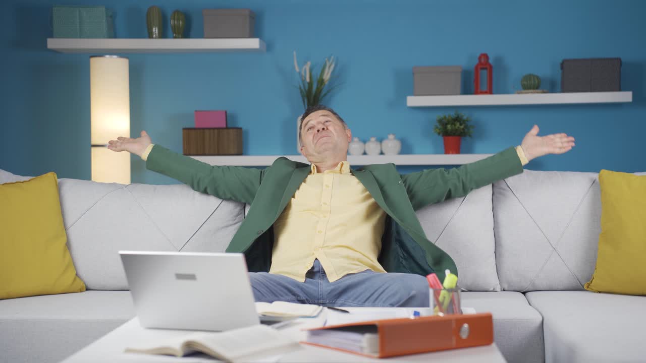 홈 오피스 근로자 남자는 일하고 싶지 않습니다.