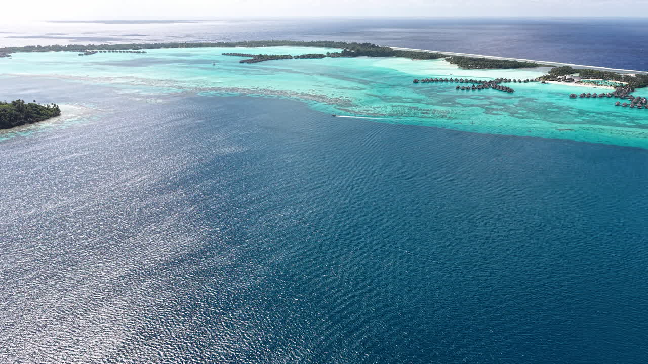 Laguna dell'isola di Bora Bora e lussuosi resort tropicali, ripresa con drone, Polinesia Francese.