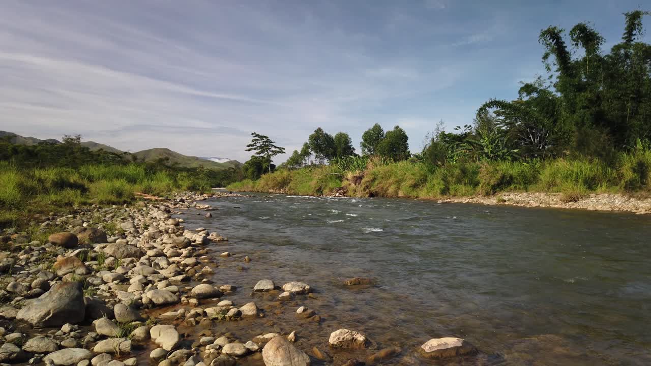 Ampia veduta di un bellissimo fiume nelle montagne della Papua, Fiume Bena