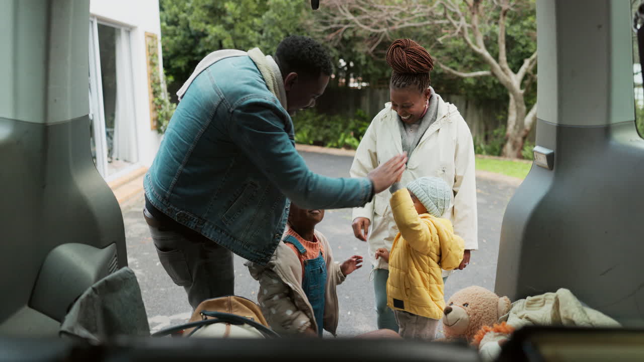 coche, familia de alto cinco y empacar para el viaje por carretera