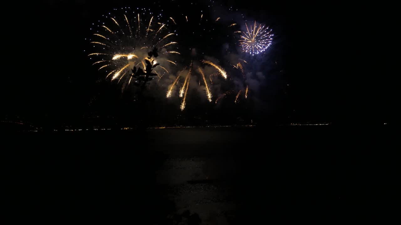 gran espectáculo de fuegos artificiales en el mar