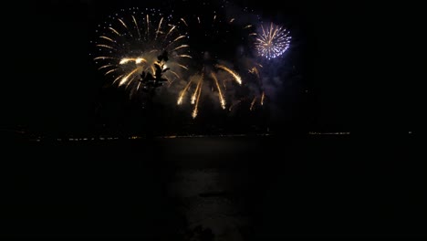 Riesiges-Feuerwerk-Auf-Dem-Meer