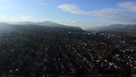 Eine-Klare-Sicht-Auf-Kamloops:-Eine-Lufttour-Durch-Eine-Stadt,-Umgeben-Von-Natürlicher-Pracht