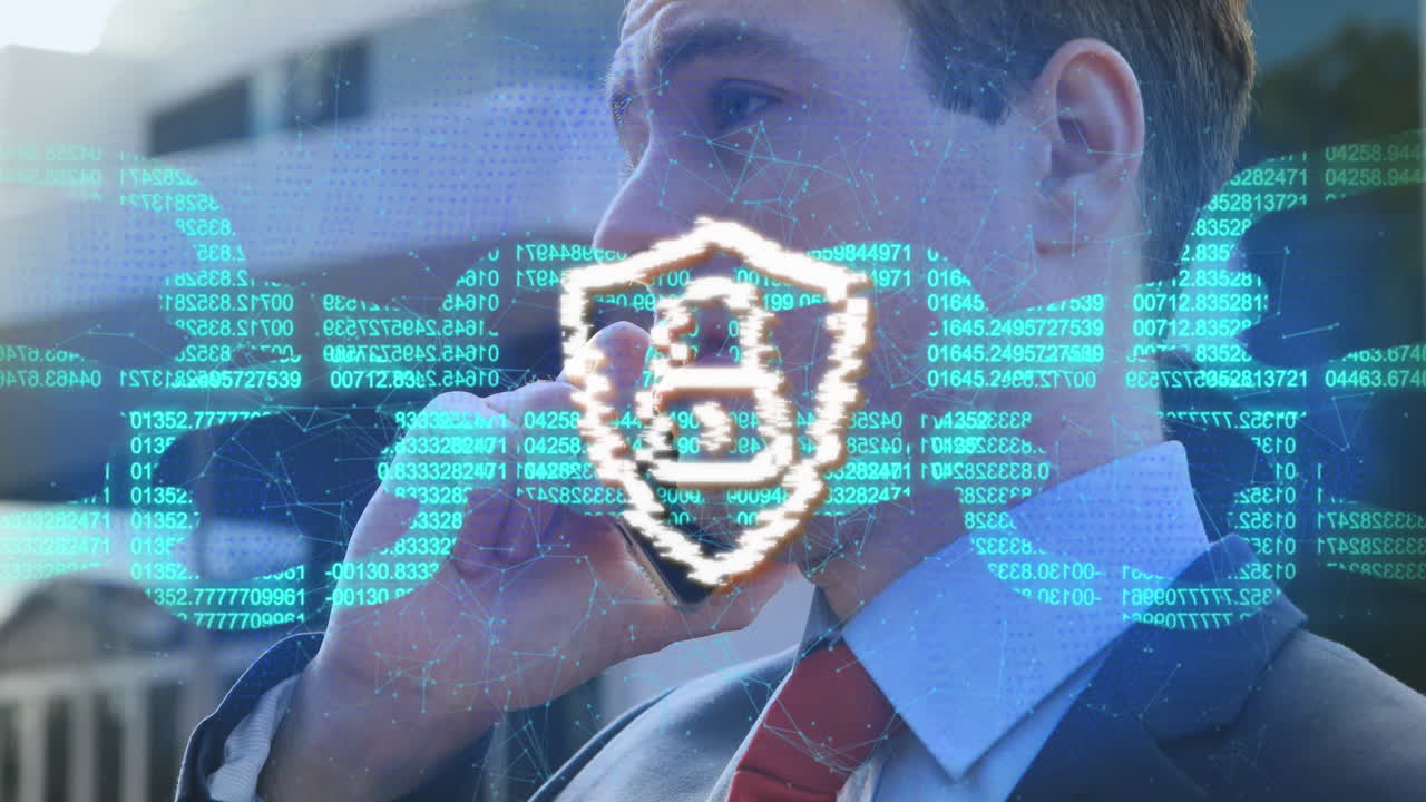 animación de candado y procesamiento de datos sobre empresario caucásico usando teléfono inteligente