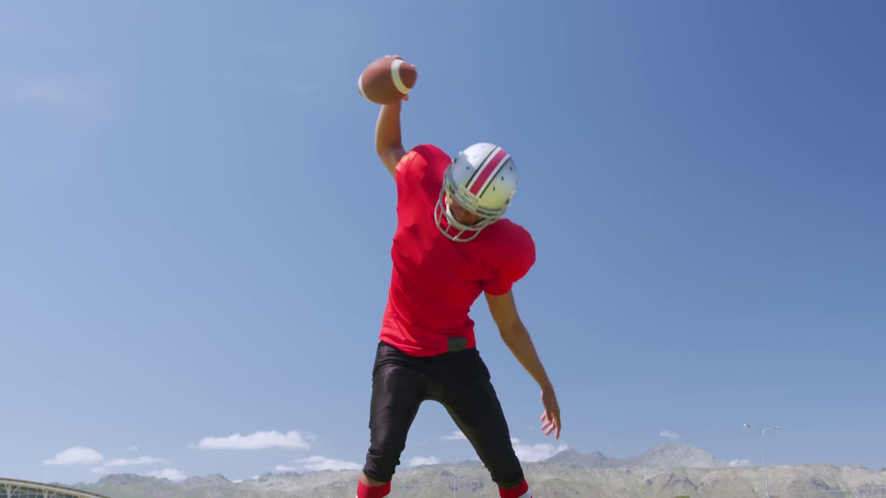 jugador de fútbol americano de pie con los brazos levantados