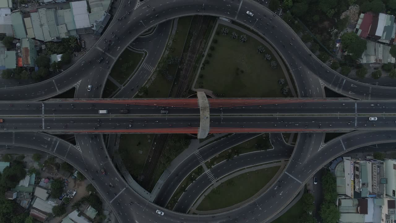 아시아에서 교통과 도시화 및 개발 개념으로 가득 찬 다단계 복합 오버브리스 운송의 드론 영상.