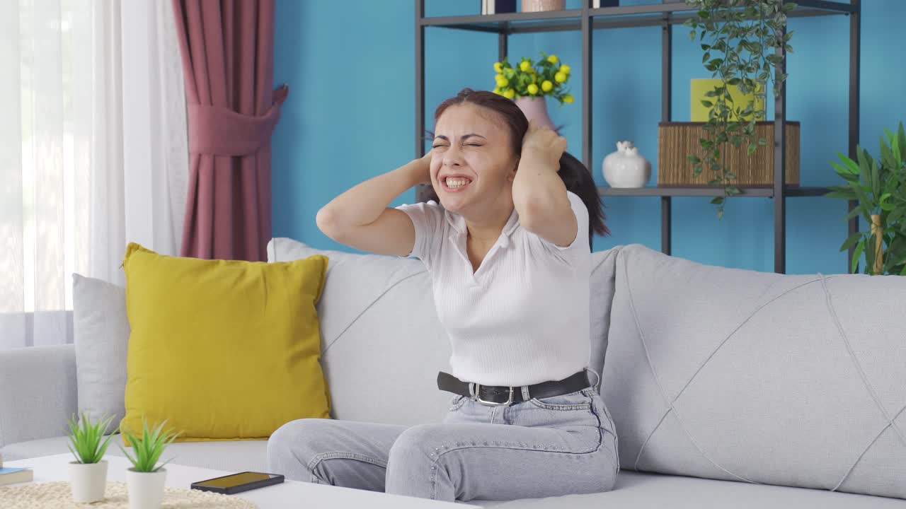 신경 ⁇ 약을  ⁇ 고 있는 젊은 여성은 화가 나고 기분이 좋지 않습니다.