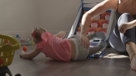 rodar por el suelo es divertido para esta niña.