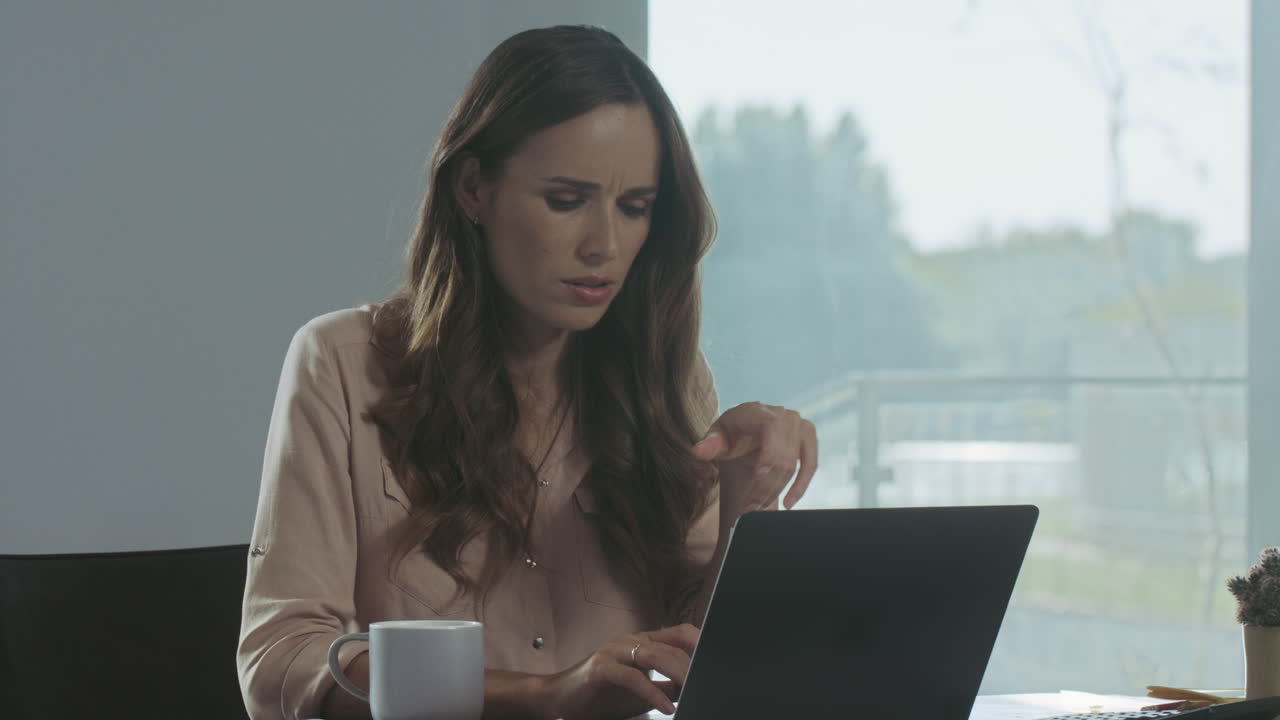 Business woman working at laptop computer. Closeup portrait of ...