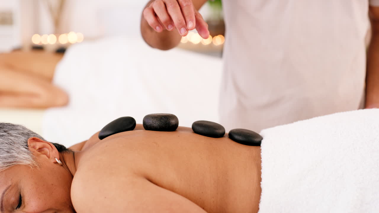 Senior kvinde i spa, zen-massage med varme sten