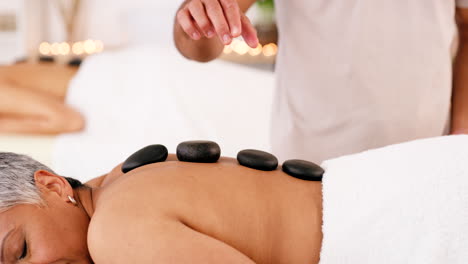 Mujer-Mayor-En-Spa,-Masaje-Zen-Con-Piedras-Calientes