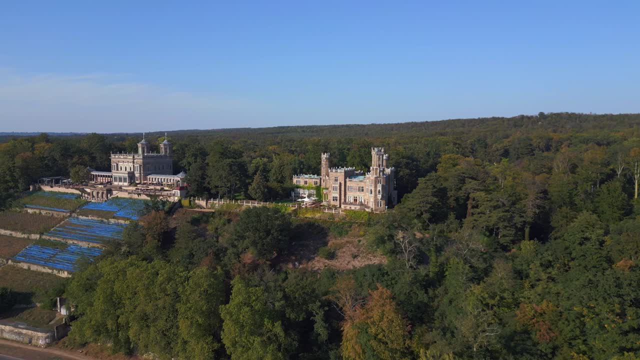 gran castillo majestuoso junto a un río tranquilo.