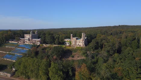 Gran-Castillo-Majestuoso-Junto-Al-Río-Tranquilo