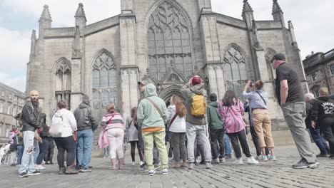 Parada-Del-Grupo-Turístico-Fuera-De-La-Catedral-De-Saints-Giles,-Edimburgo,-Escocia