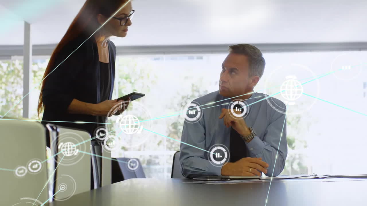 animación de íconos de globo y gráfico conectados sobre mujer caucásica hablando con gerente mamale