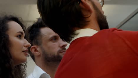 colegas discutiendo juntos en la oficina 4k