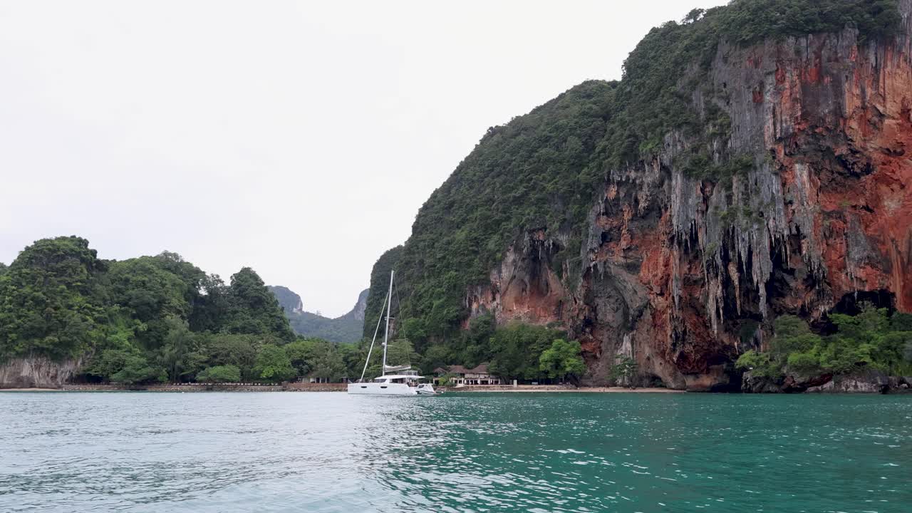 요트 와 함께 열대 섬 낙원