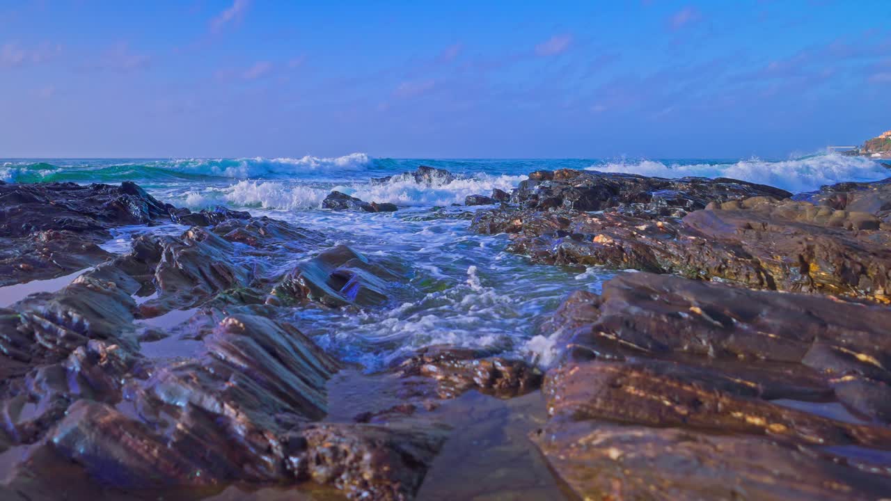 olas del mar en cámara lenta en la costa rocosa