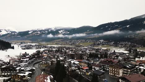 municipio de kirchberg en un día de mal humor y niebla, vista aérea de un dron
