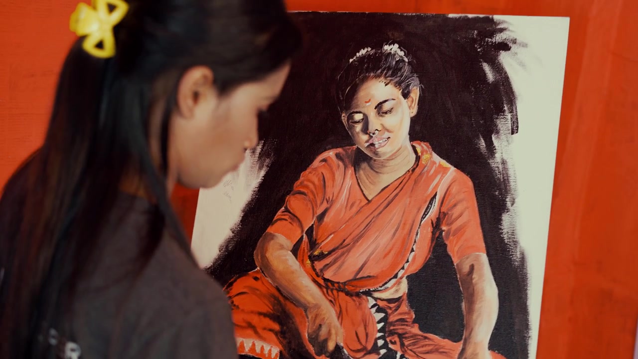 Cena com Zoom Out, Mostrando uma Artista Pintando um Quadro com Aquarela em Tela