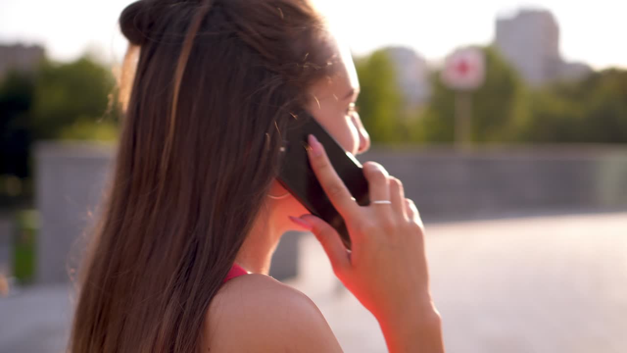 adolescente despreocupado hablando por teléfono mientras camina por la calle