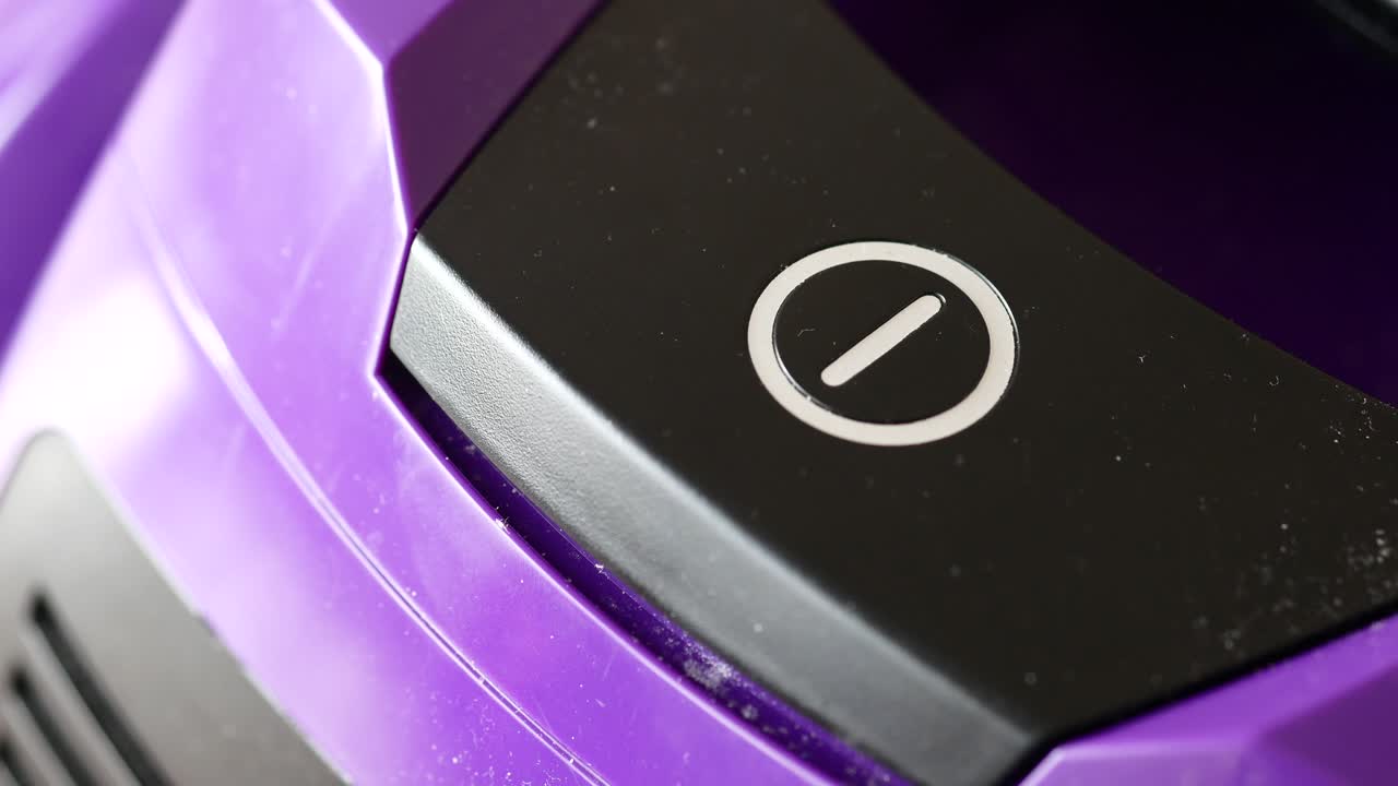 primer plano de un botón de encendido de una aspiradora presionado