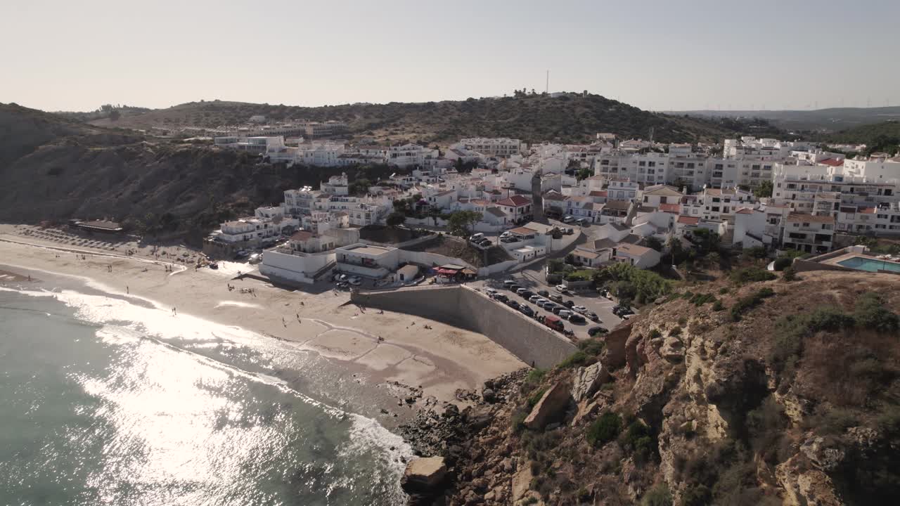playa besada por el sol de burgau, algarve