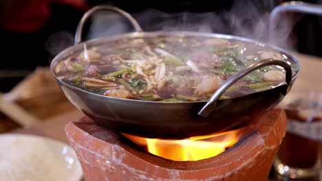 Cocinar-Sopa-De-Fideos-De-Rabo-De-Toro-Picante-En-Una-Estufa-De-Leña