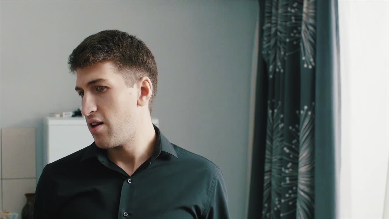 방에서 얘기하는 남자