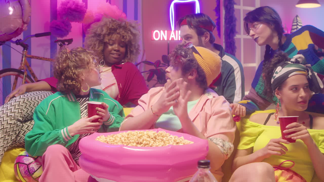 amigos disfrutando de una noche de cine