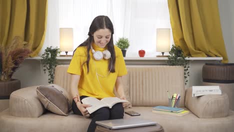 una estudiante a la que le encanta leer.