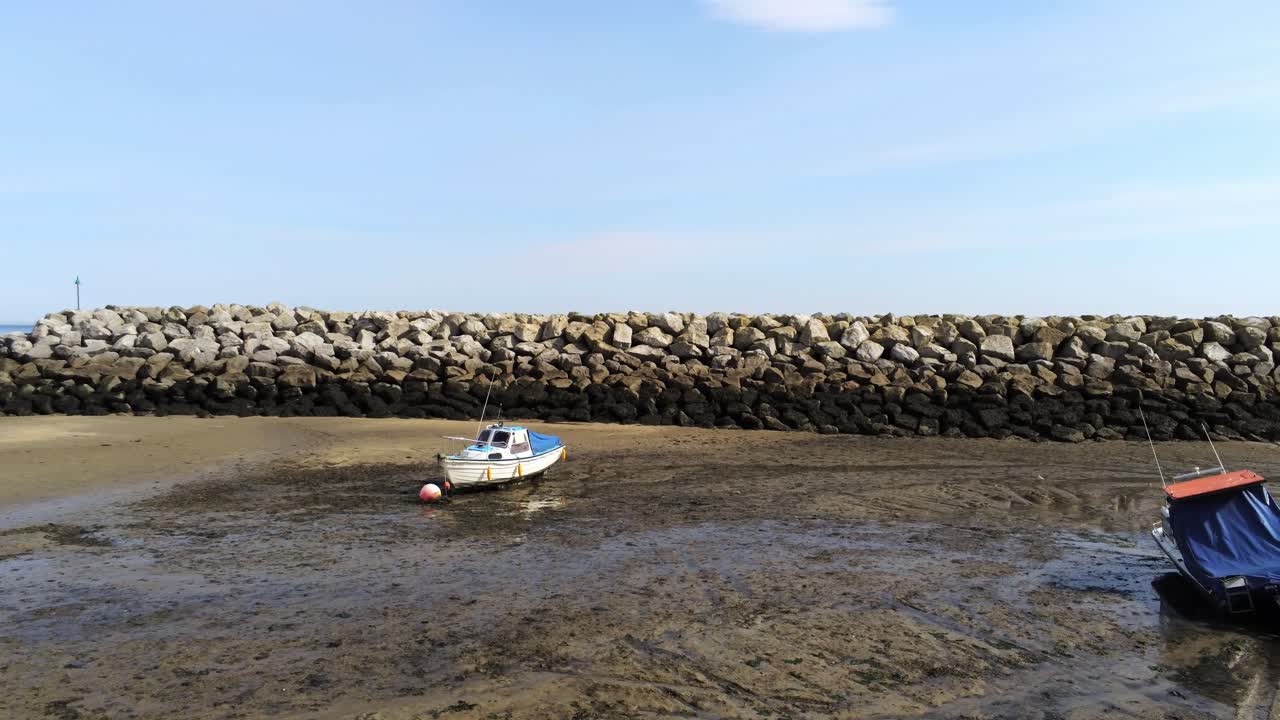 반짝이는 썰물의 조감도 보트 바다 해변 모래 해변 선착장 팬 오른쪽에 멀리 당겨 화창한 따뜻한 웨일스어 rhos