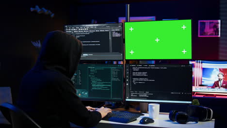 close up di un hacker che esegue codice in un appartamento su monitor pc